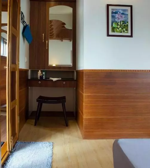 Hotelli Abad Premium House Boat