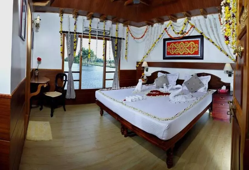 Hotelli Abad Premium House Boat