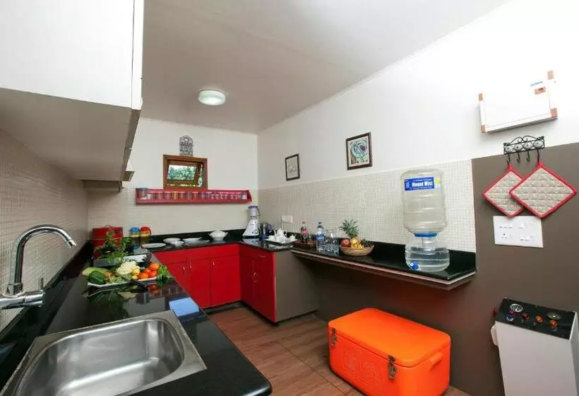 Hotelli Abad Premium House Boat