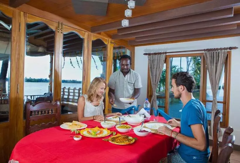Hotelli Abad Premium House Boat