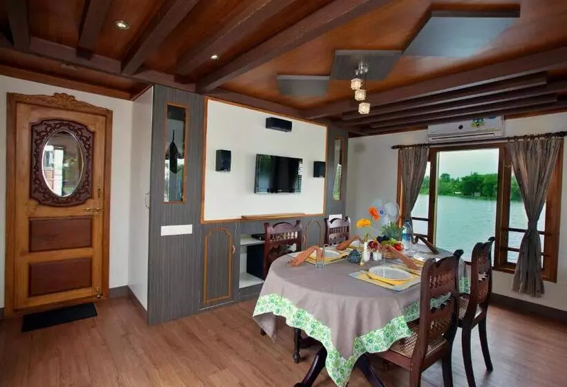 Hotelli Abad Premium House Boat