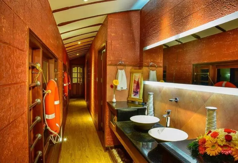 Hotelli Abad Premium House Boat