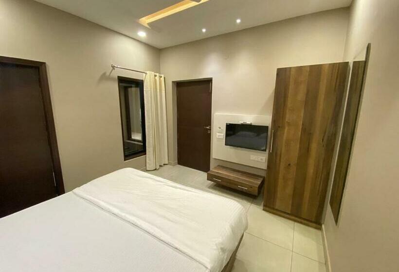 هتل The Retro Regency