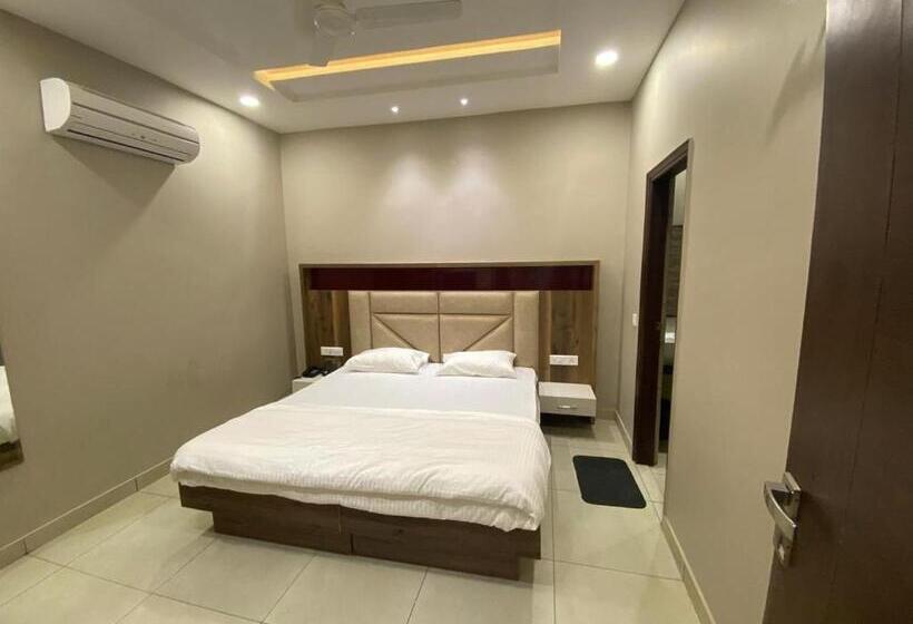 هتل The Retro Regency