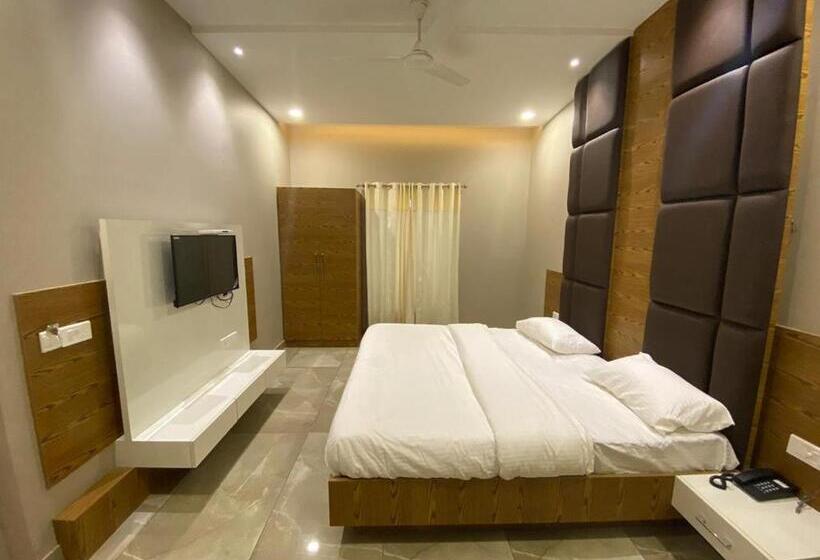 هتل The Retro Regency