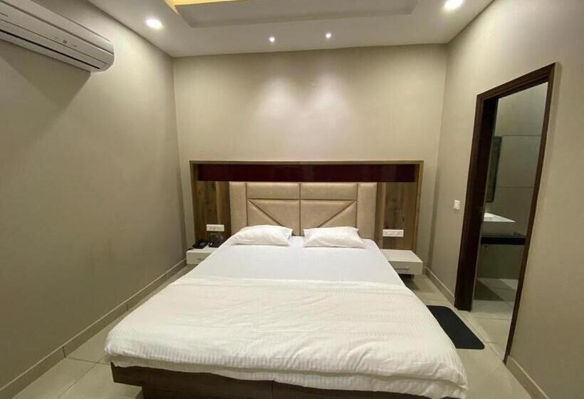 هتل The Retro Regency