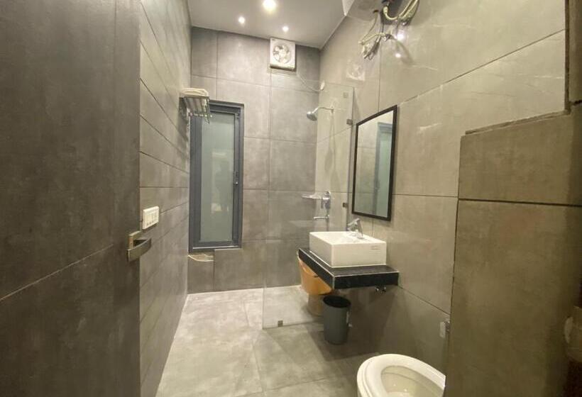 هتل The Retro Regency