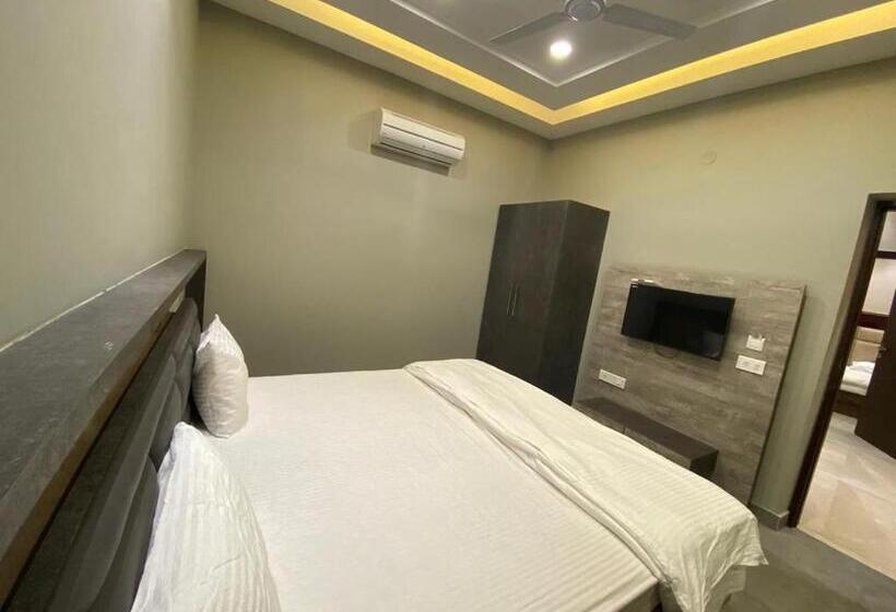 هتل The Retro Regency