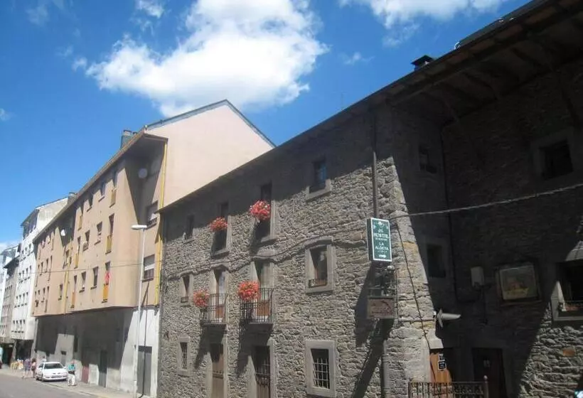 Hostal De Montaña La Aldeya