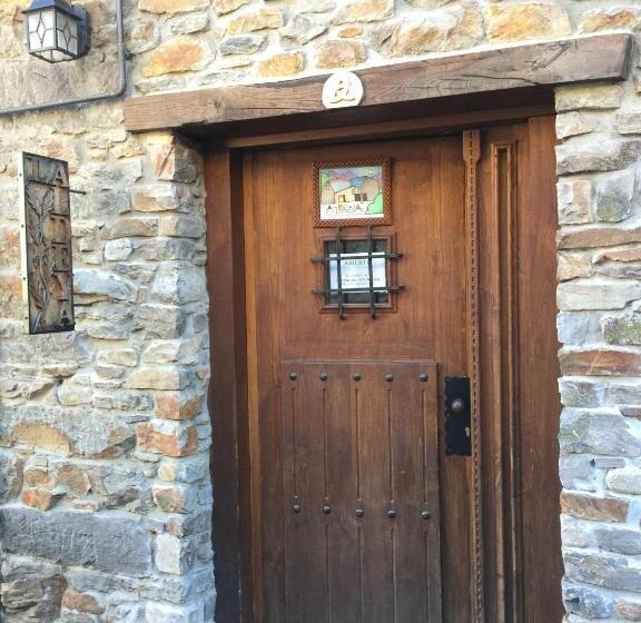 Hostal De Montaña La Aldeya