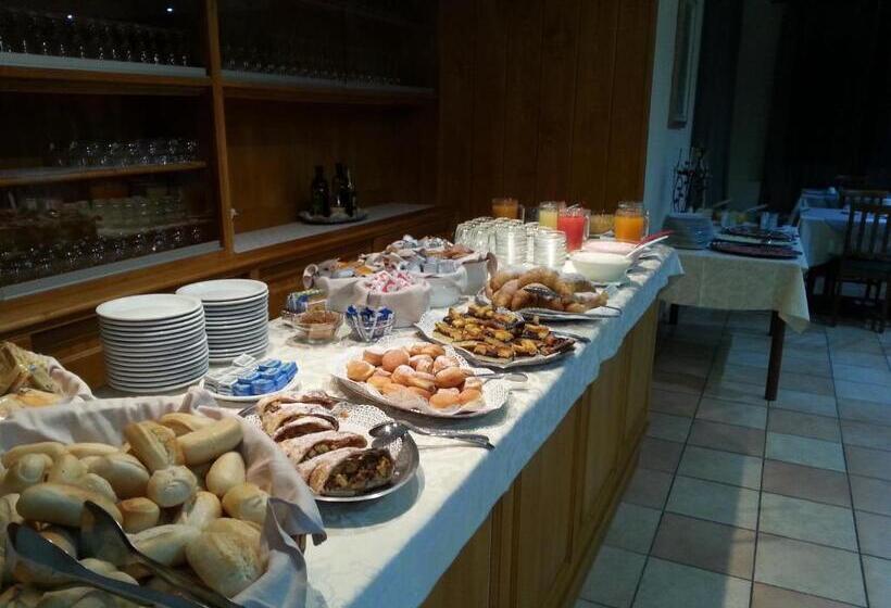 בית מלון כפרי Pineta