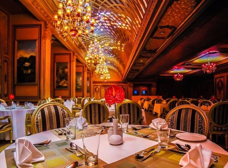 호텔 Ramoji Film City  Sitara Luxury