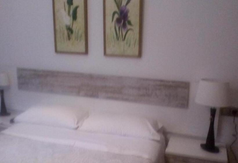 ベッドアンドブレックファースト Pensión Room Pamplona