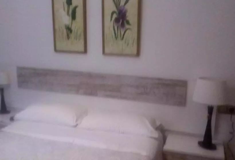 ベッドアンドブレックファースト Pensión Room Pamplona