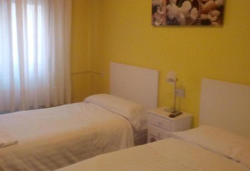 ベッドアンドブレックファースト Pensión Room Pamplona