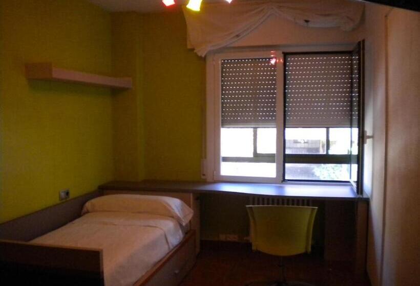 ベッドアンドブレックファースト Pensión Room Pamplona