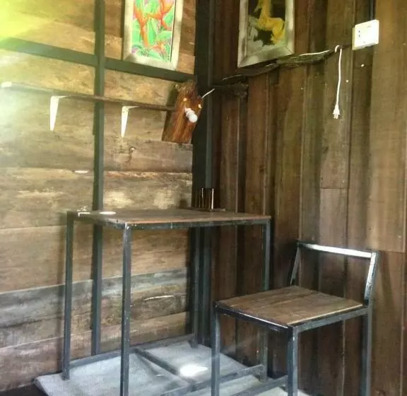 Hotelli The Shadow House & Bar