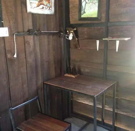 Hotelli The Shadow House & Bar