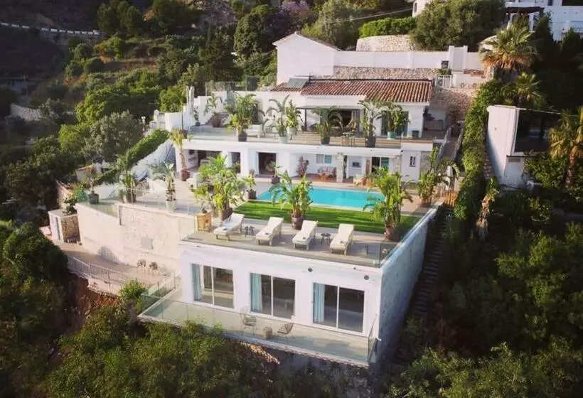 Balinese Villa With Stunning Views Malaga