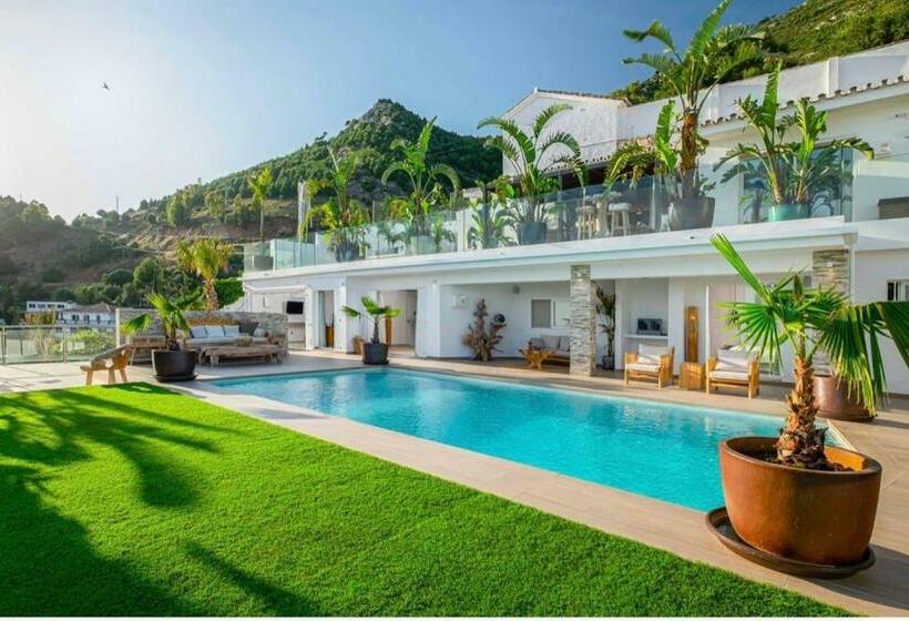 Balinese Villa With Stunning Views Malaga