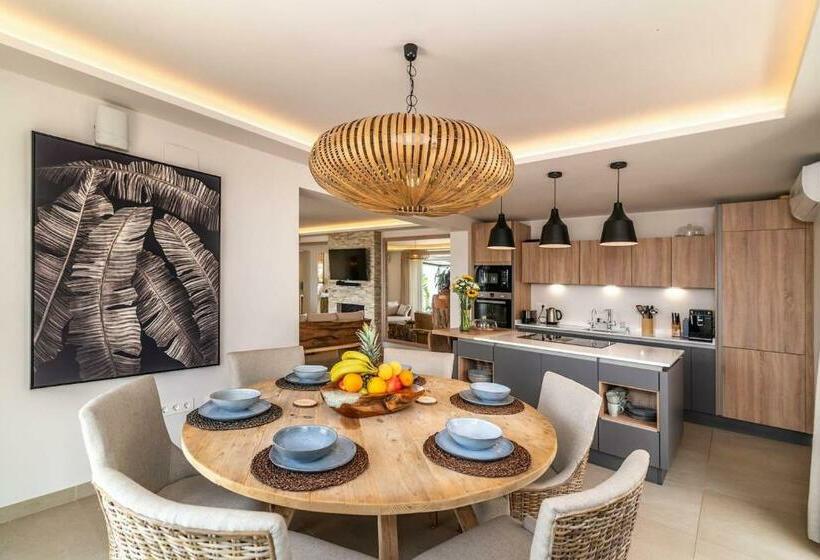 Balinese Villa With Stunning Views Malaga