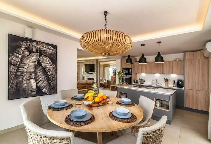 Balinese Villa With Stunning Views Malaga
