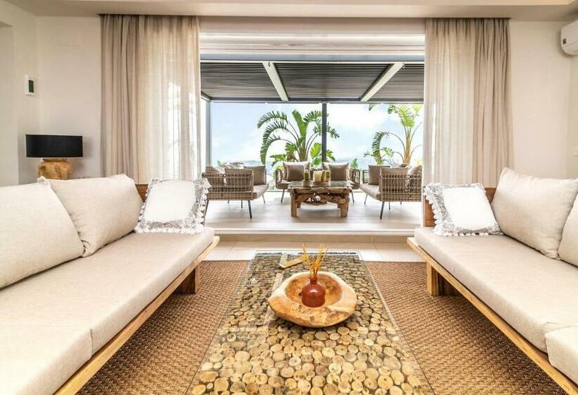 Balinese Villa With Stunning Views Malaga