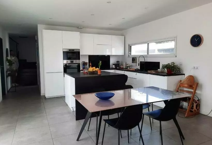 Maison D Architecte T4 Avec Jardin Et Terrasse Près Du Marché De Quintaou à Anglet   Fr 1 239 758