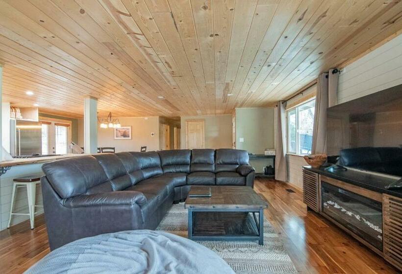 Country Home On 2 Acres