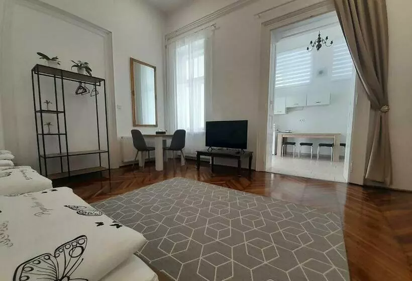 Déri Kert Apartmanház A