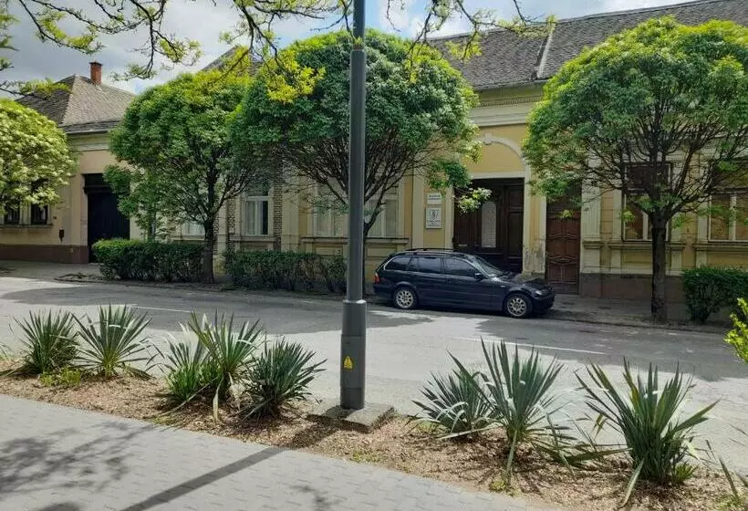 Déri Kert Apartmanház A