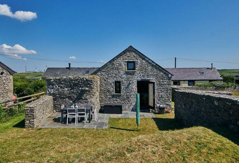 The Barn And Chaffhouse Beautifully Renovated Welsh Barn In Pembrokeshire