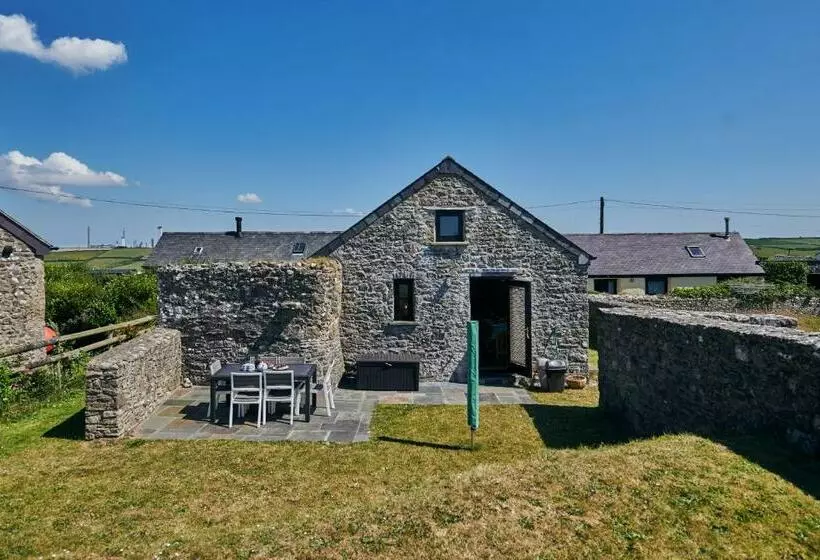 The Barn And Chaffhouse Beautifully Renovated Welsh Barn In Pembrokeshire