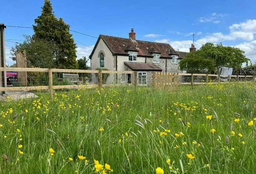 Charming Modernized Country Cottage Near Mere, Wiltshire