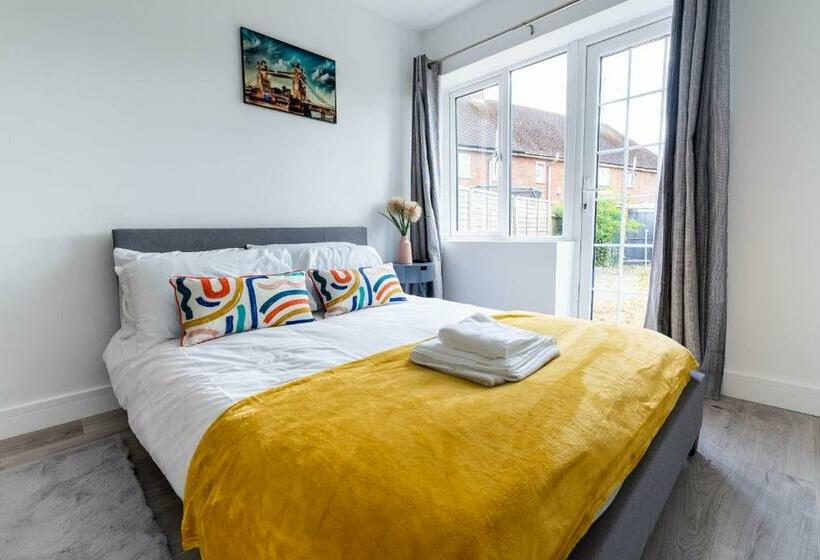 Flat 04 Studio Flat Close To Aylesbury Town And Station Free Parking