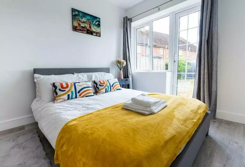 Flat 04 Studio Flat Close To Aylesbury Town And Station Free Parking