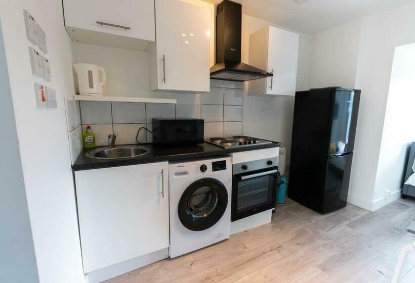 Flat 04 Studio Flat Close To Aylesbury Town And Station Free Parking