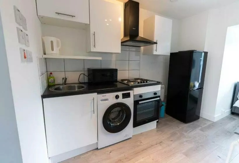 Flat 04 Studio Flat Close To Aylesbury Town And Station Free Parking