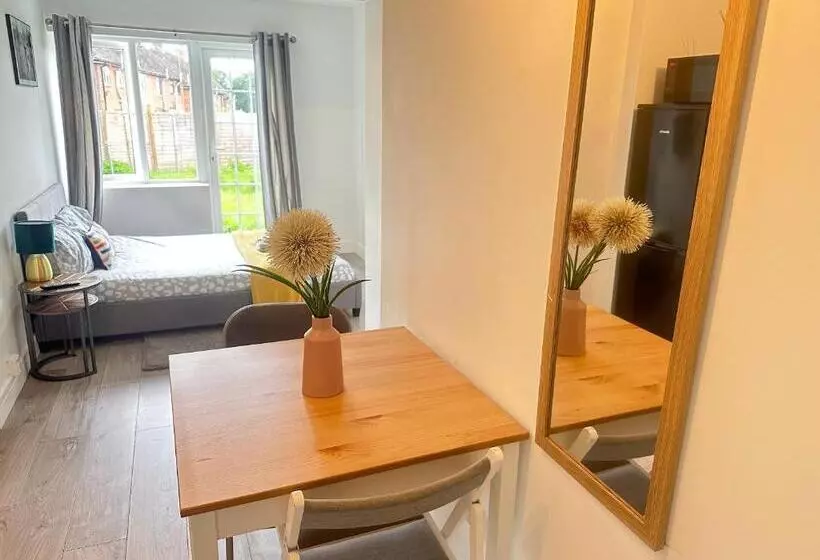 Flat 04 Studio Flat Close To Aylesbury Town And Station Free Parking