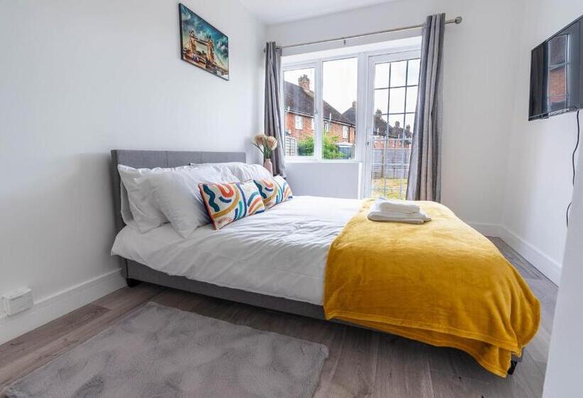 Flat 04 Studio Flat Close To Aylesbury Town And Station Free Parking