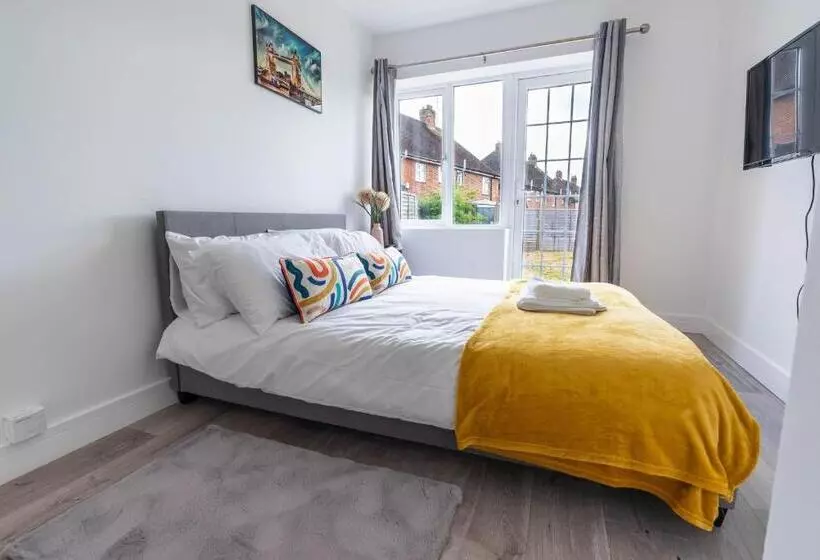 Flat 04 Studio Flat Close To Aylesbury Town And Station Free Parking