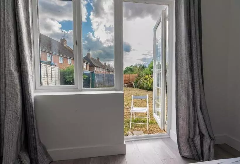 Flat 04 Studio Flat Close To Aylesbury Town And Station Free Parking