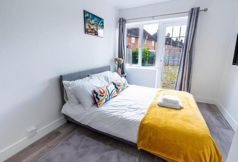 Flat 04 Studio Flat Close To Aylesbury Town And Station Free Parking