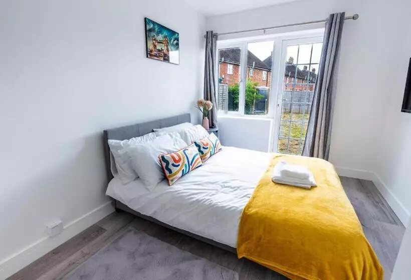 Flat 04 Studio Flat Close To Aylesbury Town And Station Free Parking