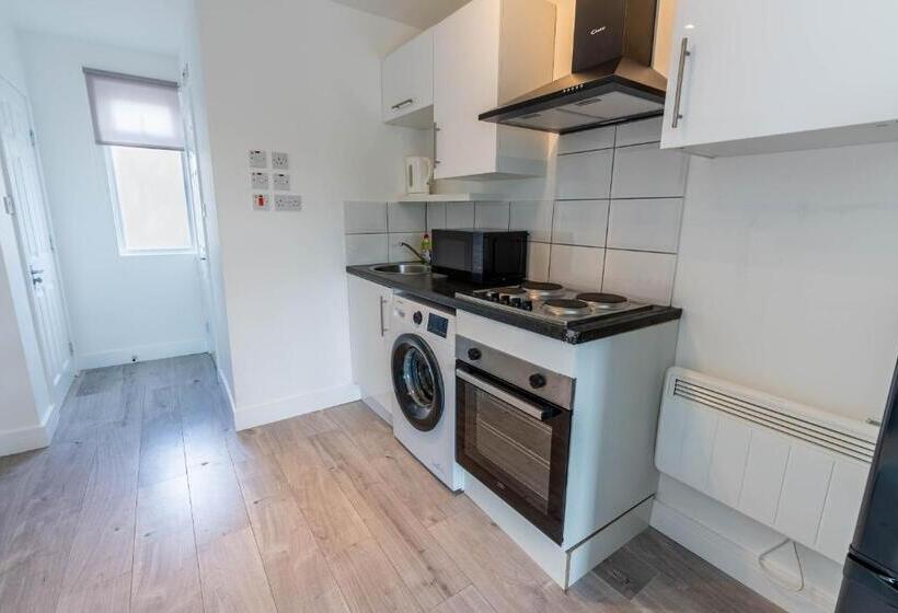Flat 04 Studio Flat Close To Aylesbury Town And Station Free Parking