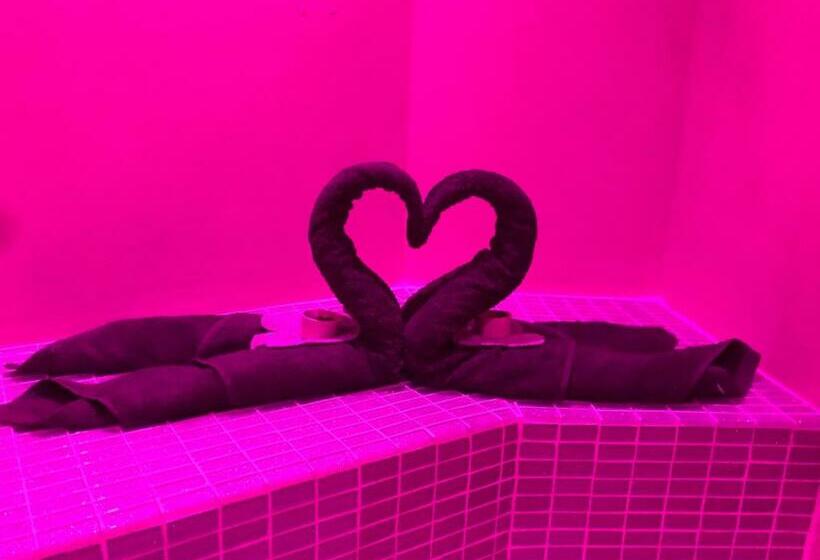 Appartement Love Room Avec Jacuzzi Et Hammam Privatisé Lieu Insolite En Amoureux Spa Détente Assurée