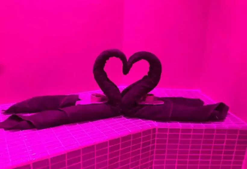 Appartement Love Room Avec Jacuzzi Et Hammam Privatisé Lieu Insolite En Amoureux Spa Détente Assurée