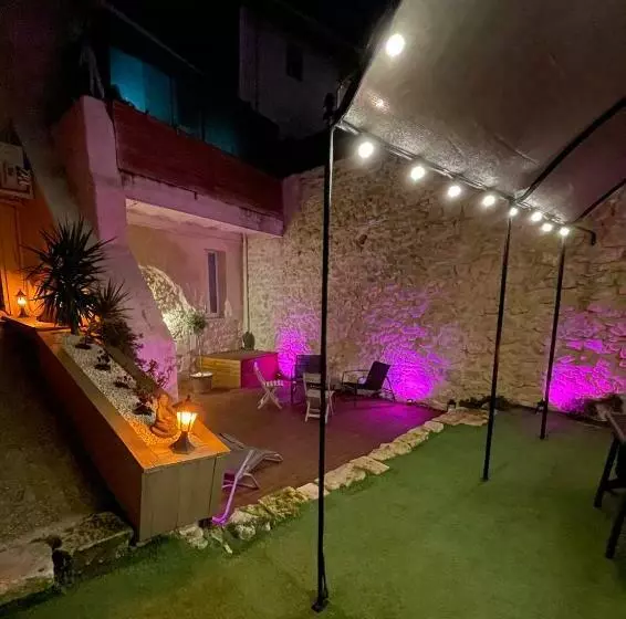 Appartement Love Room Avec Jacuzzi Et Hammam Privatisé Lieu Insolite En Amoureux Spa Détente Assurée