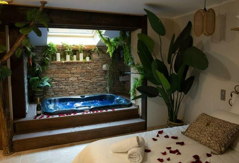 Hébergement Insolite Avec Jacuzzi Privatif Millau