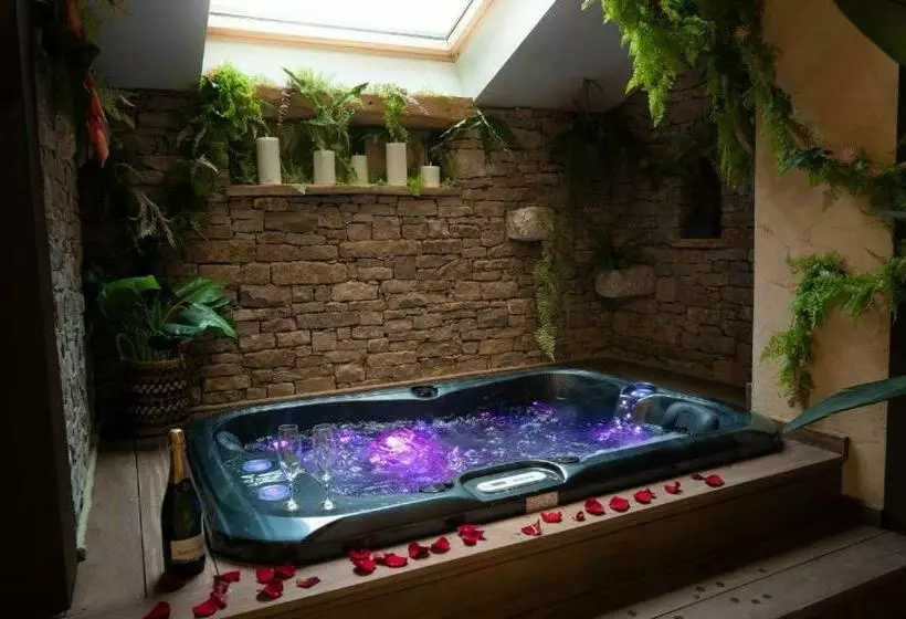 Hébergement Insolite Avec Jacuzzi Privatif Millau